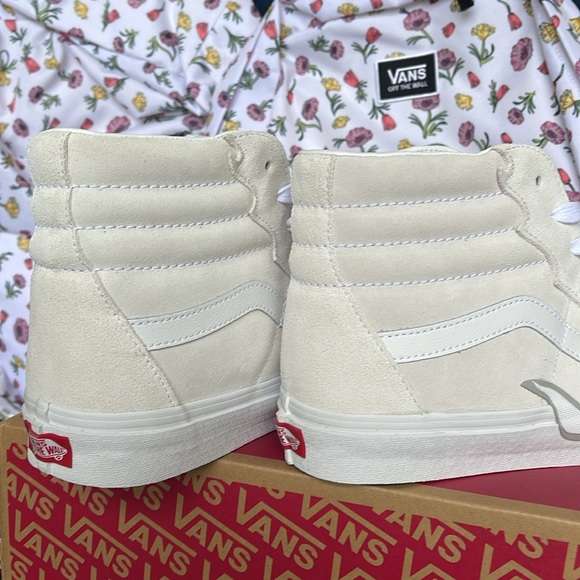 Vans Men’s Sk8-Hi Flame
Suede White/White
VN0005UJWWW
Sneakers - Picture 15 of 16